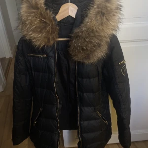 Rockandblue jacka  - Säljer min fina rockandblue jacka som är köpt på miinto.se för 4299kr. Säljer den då den tyvärr inte längre kommer till användning. Jackan är i storlek 38 men passar både en S/M. Jackan är använd en del men är bevarad i väldigt bra skick. Obs Äkta päls! 