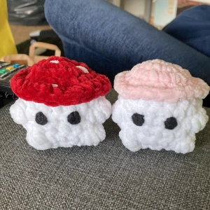 Virkade svampar - Säljer virkade svampar ☺️ De kostar 45kr styck plus frakt 🥰 Det går att välja vilka färger de ska vara i, de måste alltså inte vara röd och vit eller rosa och vit☺️  Hör av er här eller på insta (hanna_crochet_) vid frågor eller intresse 🫶🏽