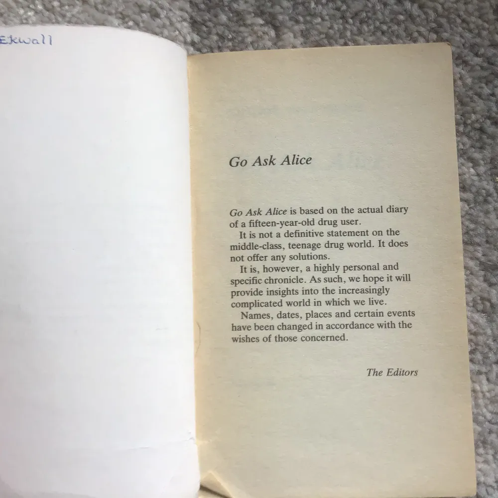 Tidig upplaga av go Ask Alice. En Dagbok skriver av en ung droganvändare på 70/80-talet. Väldigt känslomässig. Boken är köpt second hand och innehåller lite anteckningar från mig och personen som ägt boken tidigare. Författaren är anonym. Övrigt.