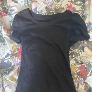 tror jag aldrig använt denna. En svart t-shirt som sitter tajt vid midjan. 