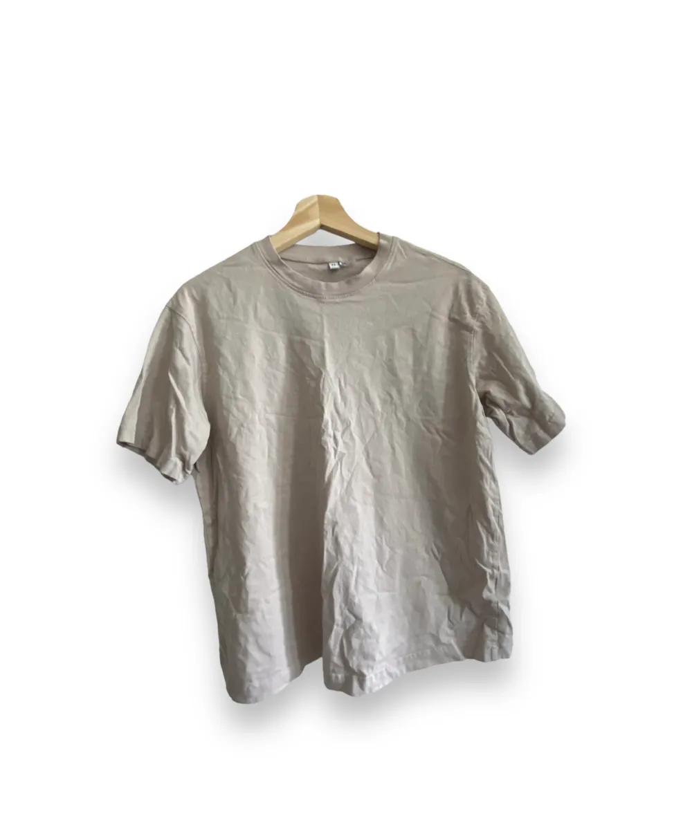 Säljer denna beiga t-Shirt från h&m i storlek S för 25kr. T-shirts.