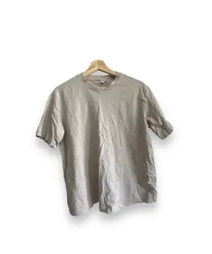 Säljer denna beiga t-Shirt från h&m i storlek S för 25kr
