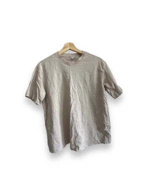 Beige t-Shirt  - Säljer denna beiga t-Shirt från h&m i storlek S för 25kr
