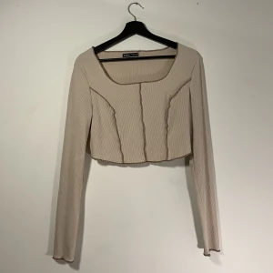 Långärmad Crop Top - Beige långärmad crop top som är helt oanvänd.