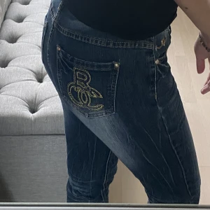 Y2k jeans - Coola jeans köpta second hand, lite slitna men fortfarande snygga!