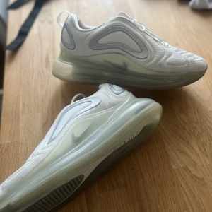 NIKE Air Max 720 - • Nike Air Max 720 White  • 8/10 cond Storlek 39  • Nypris 1699kr • Inga hål i sulan