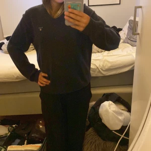 Gant stickad tröja - En stickad mörkblå gant tröja, det står Street är xl i barn storlek så jag skulle säga att det är s