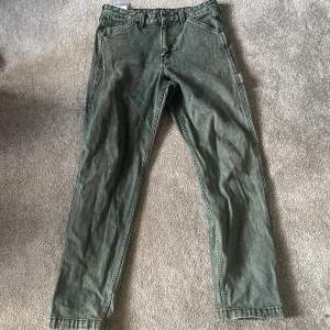Levis Carpenter jeans i färgen night vision. Coola carpenter jeans som är sparsamt använda, köpta på zalando. Storlek W30/L32