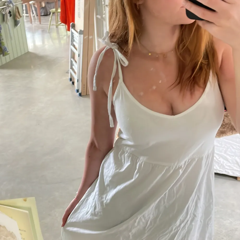 Säljer min vita klänning från asos då den inte kommer till användning. Skriv för frågor❤️använd gärna köp nu . Klänningar.