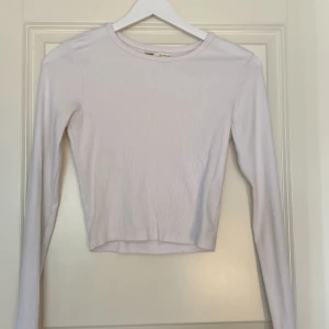 Basic tight tröja - Säljer min vita tighta tröja ifrån pull&bear då den inte kommer till användning. Lite croppad i modellen, superskön. Ribbat material. Kom provat för mer info och bilder💓💓