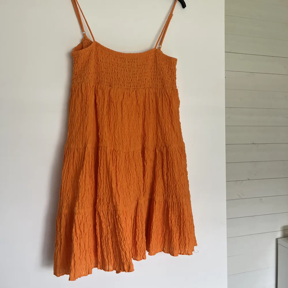 Helt oanvänd orange klänning från zara, storlek s🫶🏼🫶🏼 säljer för 130🤩 . Klänningar.