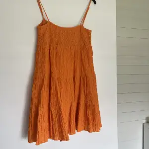 Helt oanvänd orange klänning från zara, storlek s🫶🏼🫶🏼 säljer för 130🤩 