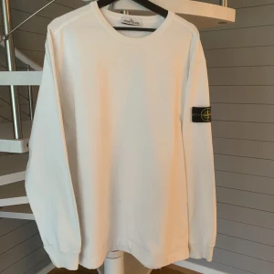 Stone island sweatshirt - Säljer min vita stone island sweatshirt i storlek xl. Köpt på NK i Göteborg. Kvitto finns. 