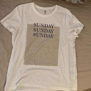 T-shirt med tryck - Strl L men liten i storleken. I nytt skick, aldrig använd. 