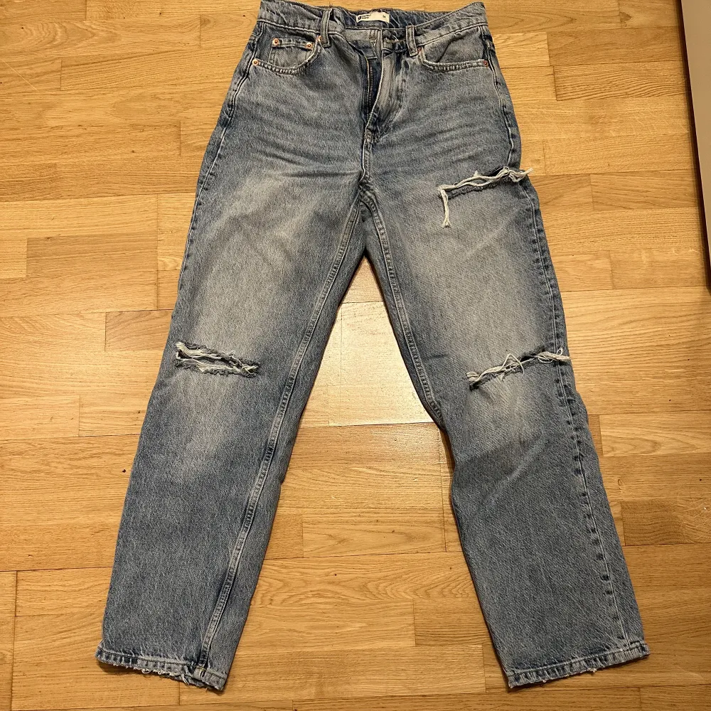 Loose high waist jeans petite, från gina tricot i storlek 34. Endast använda 4 ggr pga lite för långa. Ordinarie pris 599 kr. Jeans & Byxor.