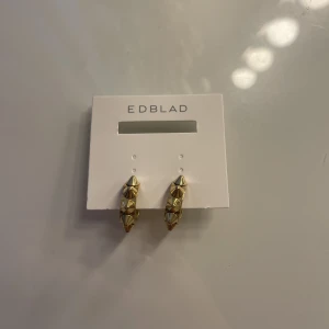 Edblad örhängen - Säljer dessa populära Edblad örhängen då jag övergått till silversmycken💘Dem är i ny skick och sparsamt använda.