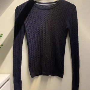 Kabelstickad tröja - Marinblå kabelstickad tröja från Gina Tricot som är väldigt mjuk, men en aning nopprig, därav priset🫶🏼