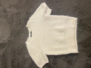 Stickad t-shirt  - Använd 1 gång helt nyskick ❤️nypris 350kr 