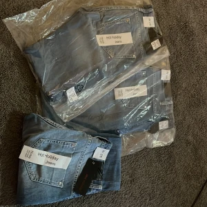 Nya jeans - Se bilder för info. Finns tre olika storlekar. Två i storlek 28 och en i storlek 26