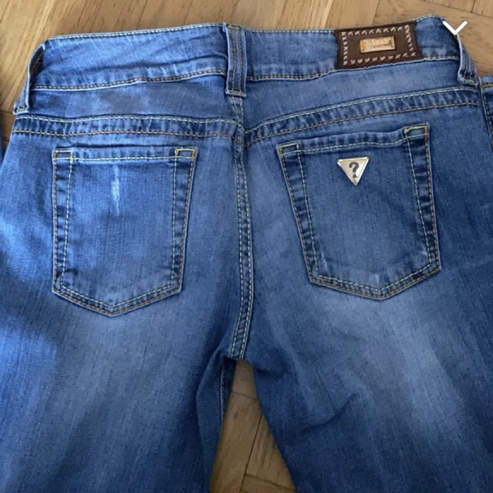 Säljer dessa lågmidjade jeansen. Bra skick. Passar mig som är 162 cm 💞. Jeans & Byxor.