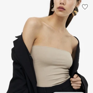 Topp - Säljer oxå denna fina tubtoppen ifrån hm. Helt oanvänd, prislapp finns kvar. Men passar tyvärr inte mig. Storlek S men passar oxå en Xs 💕