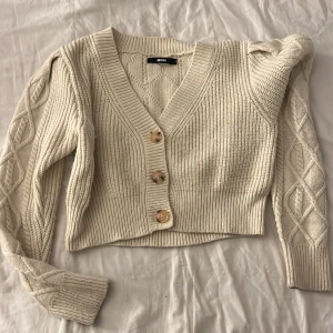 Stickad kofta - fin stickad beige kofta med knappar