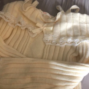 Beige off-shoulder - Beige stretchig tröja med spets