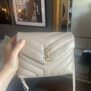 Ysl loulou toy DRÖÖMVÄSKA<333333 - intressekoll på min fina beiga saint Laurent väska med beigt skinn och guld detaljer🥰NYSKICK, inte en enda defekt. Kvitto och dustbag tillkommer. Ord pris 17000kr