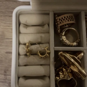  Edblad örhängen  - säljer mina super gulliga små Edblad örhängen! Obs, dessa är inte i samma storlek som dem vanliga! 