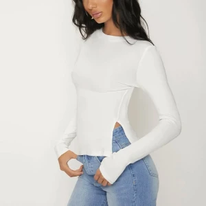 tröja med slits  - En superfin vit långärmad topp med slits🤍 toppen är i nyskick och endast testad<3