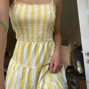 Gul vit sommarklänning  - Bra skick