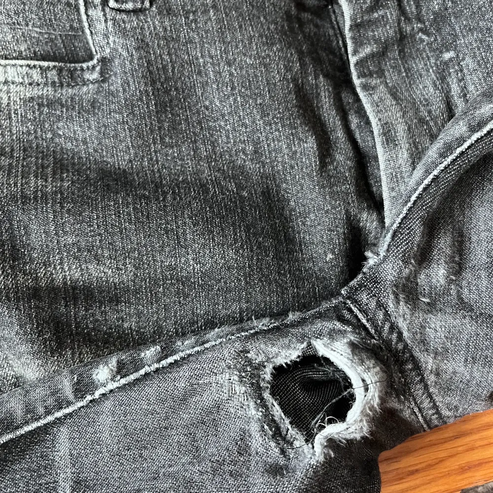 Asnajs vintage miss sixty jeans, har ett litet hål på insida lår. Stretchiga   Frakt:150Kr Postar från Paris . Jeans & Byxor.