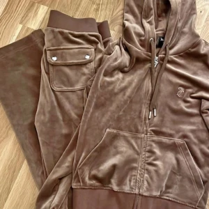 Juicy sett  - Juicy sett, väldigt sparsamt använda endast två tvättar 🫶 750kr plus frakt 💕 storlek xs