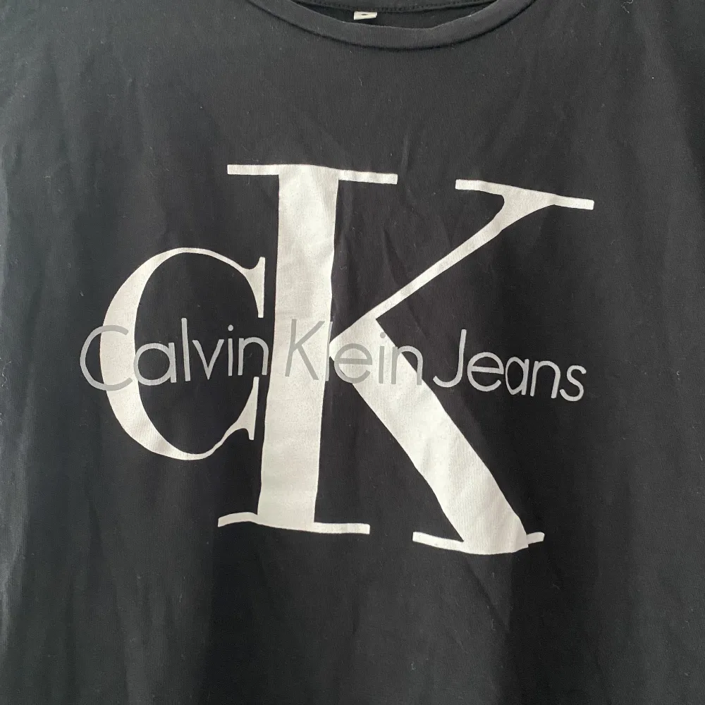 Calvin Kleins t-shit i stolek s, knappt använd. T-shirts.