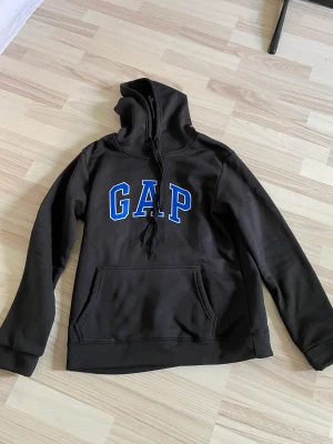 Gap Hoodie - Säljer en helt oanvänd GAP hoodie i storlek L men passar M 