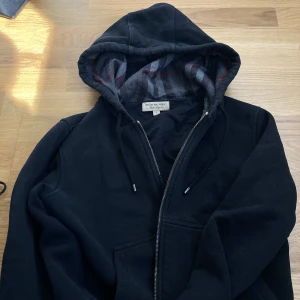 Burberry hoodie  - Burberry hoodie i bra skick storlek S ny pris 7000 Mitt pris 3000