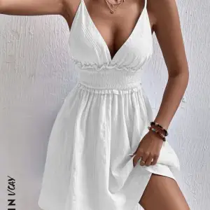 Säljer denna vita klänning. Den är helt oanvänd. Skriv för fler bilder och vid intresse.🩷
