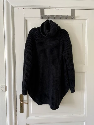 Hope Grande sweater  - Polotröja Grande från Hope Sthlm i svart virkat bomull. Oversized. Gott skick. 