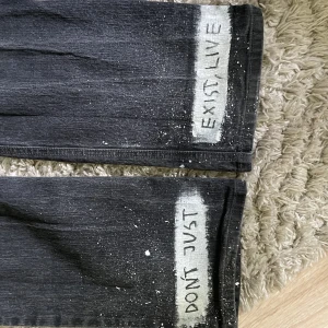 Jeans - Jättesnygga jeans som jag köpte här på Plick för ett par år sen av en tjej som målat på de! Använda men bra skick. Står ej storlek men skulle säga typ M/38