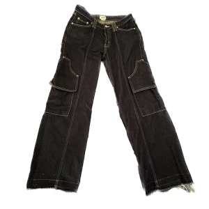 Lågmidjade cargobyxor - Baggy, Lågmidjade cargobyxor med kontrastsömmar & detaljer från weekday! Knappt använda & i mycket bra skick. Midja: ca 40 tvärs över, innerbenslängd: ca 82