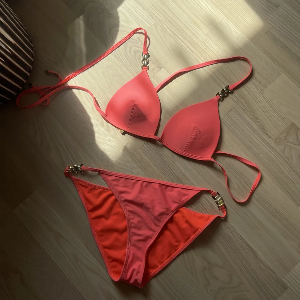 Fin orange bikini från river island, toppen är storlek 8 (34) och trosan är 10 (36) skulle säga att den är lite stor i storlek både topp och underdel. Övrigt.