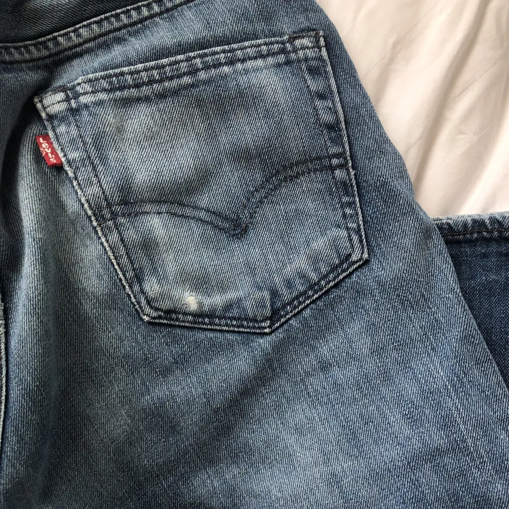 Jeans från Levis i bra skick😍oklar storlek men tippar på 38 i damstorlek (jag har normalt storlek 36 och är 175cm). Jeans & Byxor.