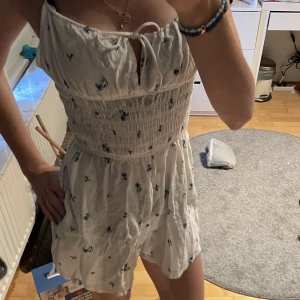 One piece  - En one piece från H&M som är helt oanvänd och är super bra nu för sommaren. Den är luftig och är lätt är gå runt med i stan eller på stranden! 