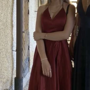 Balklänning i nyskick🙌 - Balklänning i nyskick inga fläckar eller defekter, använd 1 gg i fyra timmar, dragit åt sig många komplimanger och älskade själv klänningen! Uppsydd ca 1 dm så den passar kortare, själv är jag 157 och den var perfekt längd. Från JJ house i storlek 32❤️