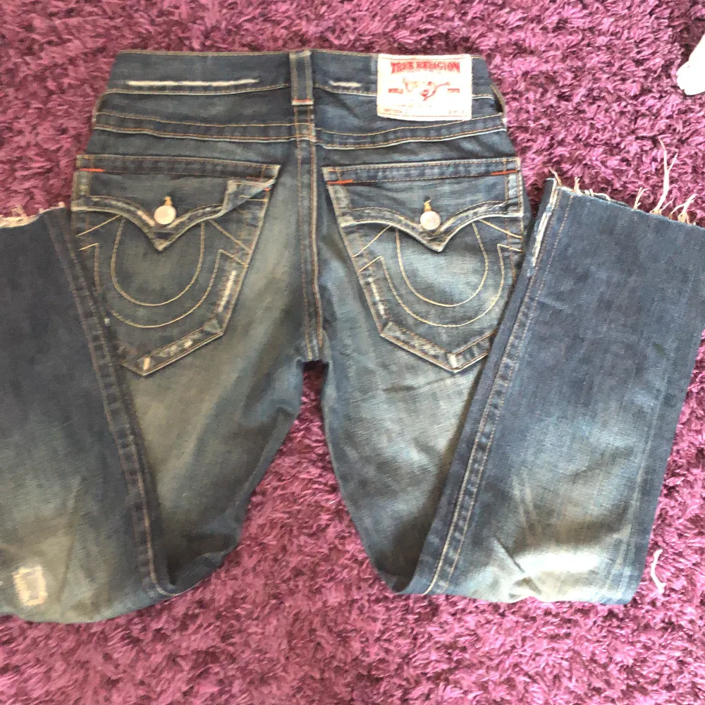 As snygga true religion jeans. Storlek 28 alltså typ xs. Säljer på grund av att jag inte ändvändwr de så mycket. 150 + 54 kr frakt. Skriv för mer info och bilder😇. Jeans & Byxor.
