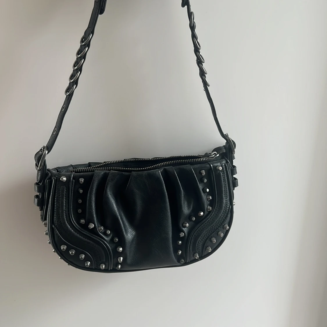 Väska med nitar