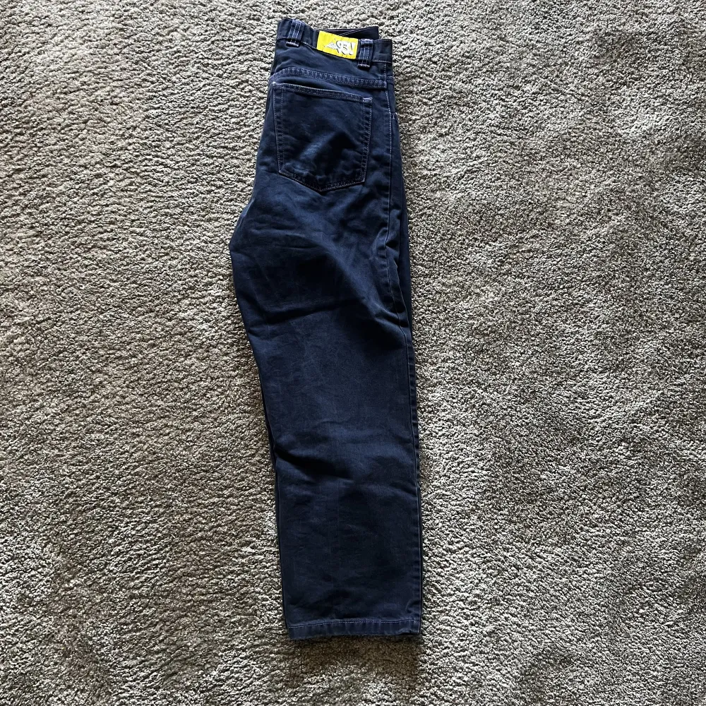 Navy blue polar 93 med lila sömmar. Använts en del men i mycket bra skick. Nypris 1500. Jeans & Byxor.