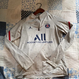 Psg tränings tröja  - Säljer denna skitnsygga psg tröja billigt, Köptes på Zalando för 649 kr. Säljer för endast 199. Hör av er vid  fler frågor😌