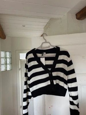 Kofta från hm  - En helt oanvänd kofta från hm! 