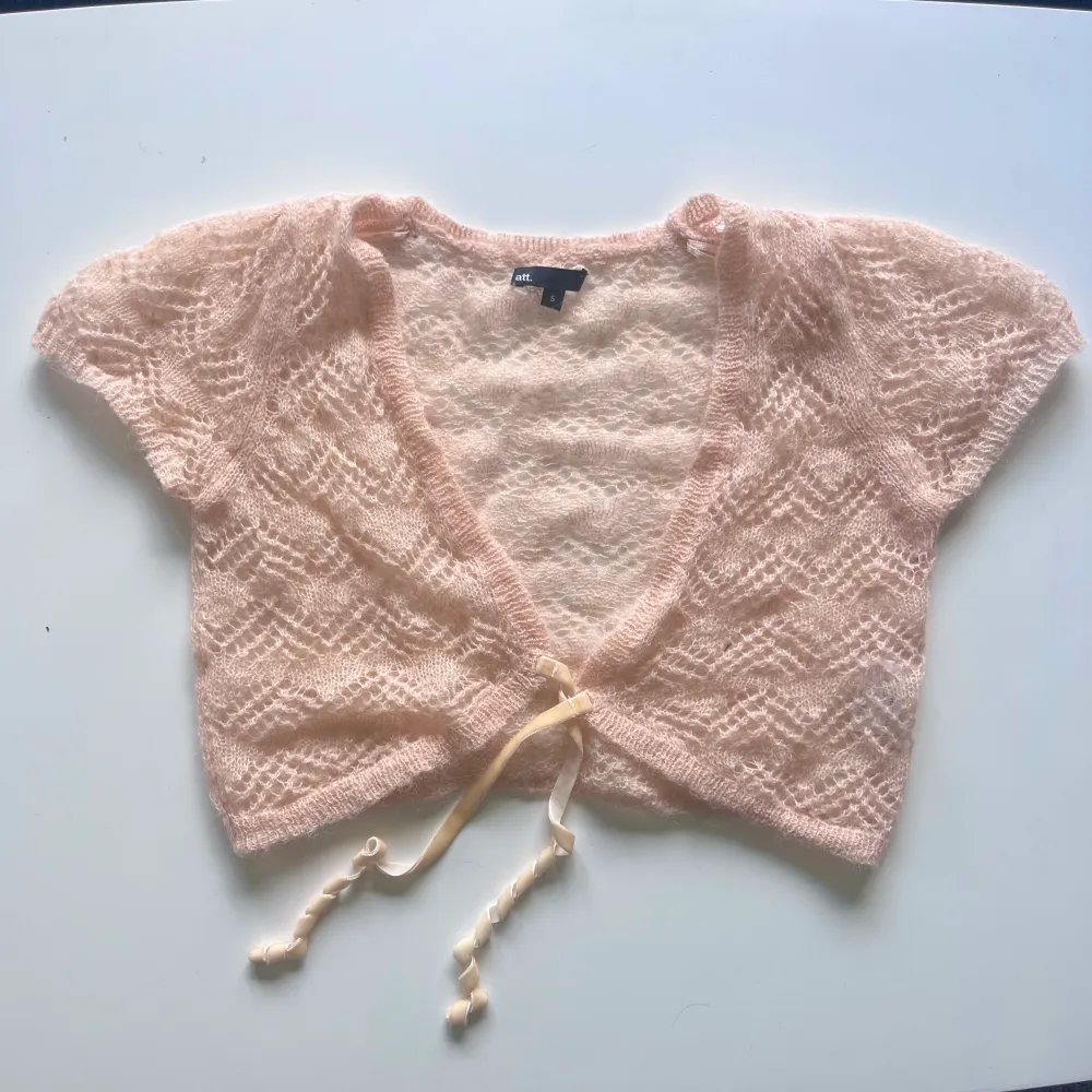 Supersöt bolero i ull och mohair, märket heter ”Att.” , storlek S men passar även XS och mindre, så fint material och fint skick ❤️Använd gärna plick ”köp nu” 🌸. Toppar.